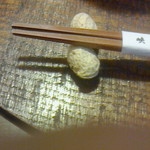 峡洛 - 箸置きの落花生塩ゆで　食べられます