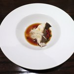 東京チャイニーズ 一凛 - 千葉県銚子一山いけすのアイナメ
      　唐辛子の塩漬けと、ささげの塩漬けと、ナンプラーベースのソース