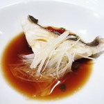 東京チャイニーズ 一凛 - 千葉県銚子一山いけすのアイナメ
      　唐辛子の塩漬けと、ささげの塩漬けと、ナンプラーベースのソース