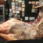 バル オルガン - カウンターには生ハムの脚が！