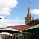 King John's Hunting Lodge Tea Room - お店の近くの教会が見える