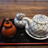 明神下 神田川 本店 - 卓上(山椒・楊枝・継ぎ足しではないタレ)
