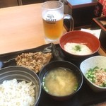 吉野家 - 麦とろ牛皿御膳580円＋生ビール250円。お手頃な価格で安心感。とろろもご飯も本格的な味を求めてはいけません笑。土日の茅場町店はガラガラで、目の前が新大橋通りと車も停めやすく、のんびりできますのでオススメです。