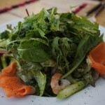 スモークサーモンとエビのサラダ(950円)