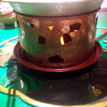 月居 - 銅のコンロには鳥が描かれています。