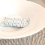 リュミエール大阪KARATO - 前菜プレートの下には発熱剤が。 '15 8月上旬