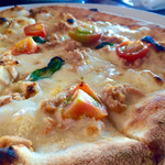 Amalfi - 日替わりピザ ツナとバジルとトマトのチーズピザ