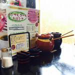 Sumikura - 卓上 奥から醤油だれ、味噌だれ、おろしにんにく、コチュジャン？、塩