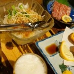 居酒屋 とっくり - 馬刺し、玉ねぎサラダ、蓮根はさみ揚げ