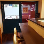 よねさん - カウンターから入口へ見たところ