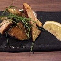 鉄板焼 摩天楼 東京スカイツリー・ソラマチ店 - あわびの鉄板焼～活きたあわびをバターと醤油と肝と共に～ 