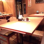 Kushisuke - 店内　奥のテーブル席