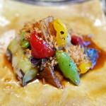 山ごぼう - 野菜と豆腐を揚げてガーリックソースとココナッツでエスニック風に