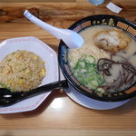 やる気ラーメン６８０円と半炒飯Dセット３００円