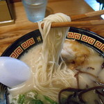 博多三氣 - 麺は細麺ストレート