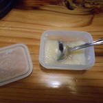 博多三氣 - にんにくは店員に頼むとこの入れ物で提供（無料）