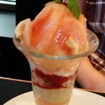 ナチュール・シロモト 欽明台店 - 桃パフェ