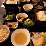 和処 うるる - 定食。サラダ、小鉢、かやくご飯、ざるうどん、天ぷら盛り合わせ