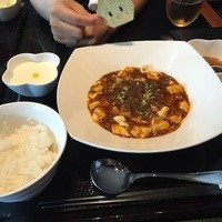 御膳房 六本木店 - 同僚はマーボー豆腐をくらあてたにゃめ。