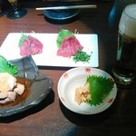 雷門 き介 - ビール(￥500)と馬刺し赤身、白レバーのニンニク醤油漬け、熟成豆腐の味噌漬け(￥702)と