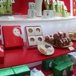 お菓子も売ってます