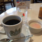 イノダコーヒ - 京野菜のサラダセットについてくる半熟卵とコーヒー
