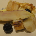 時分時 - 白アスパラとオムレツ・・・小皿にブルーベリーがでてきた。