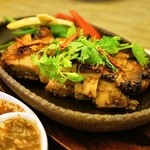 タイ国料理　チャイタレー - 2015.8 ガイヤーン（850円）鶏もも肉のタイバーベキューローストチキン