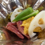 なる屋 - 赤ずいき　玉蜀黍　おくらと蓮根が隠れて。いました