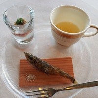 ホテルグランバッハ熱海クレッシェンド - アミューズ、メヒカリのフライ、魚介濃厚出汁
