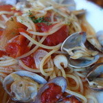 ボンゴレ・ロッソ（￥930税込み）サラダ付きます