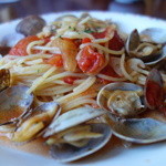 ボンゴレ・ロッソ（￥930税込み）サラダ付きます