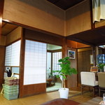 腰越珈琲 - 奥にも個室的な部屋が数か所あり