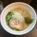 柳麺 呉田 - ■塩
      麺はストレート・細めの自家製麺、これが美味い！具材は、大きめのチャーシューに、青ネギ、とろろ昆布、白髪ねぎ。スープ、麺、チャーシュー、ともに、素材の旨みがジワジワと滲み出てきます。気に入った！
