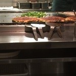 ねぎ焼やまもと - 店内奥の鉄板で手際よく焼かれています