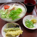 高橋食堂 - 薬味とサービスで頂戴した天ぷら