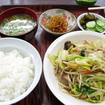 高橋食堂 - 肉野菜炒め定食　ドンブリご飯がデフォルト