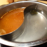 鍋こまち - 辛味スープと昆布出汁の二種で