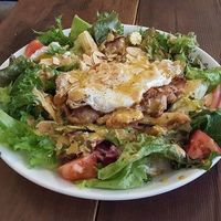 マディソン ニューヨーク キッチン - “ニューヨークコブサラダ”
                熱々ジューシーなグリルチキンの上に目玉焼きが乗っていて、チキンの肉汁と卵の黄身がその下にあるサラダに染み込んでいくので、サラダの旨さ倍増です！