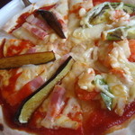 タントグラッツェ - ナスとベーコンPIZAAとエビ、アボガド、マヨネーズPIZZAのハーフハーフ  1,580円　(2015-8-3)