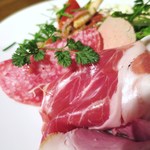 ゴン アルブル - 生ハム
  サラミ