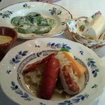 ビストロプティットレジョン  - セレクトランチメインの自家製シュークルート【手間】、鱈と帆立と海老が入ったラビオリ【奥】