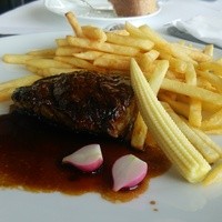 ツキ シュール ラメール - (2015/8/3)肉食女子が選んだ本日のメイン(笑)　牛ステーキ。