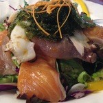 BAR WANKARA - ぷりぷりの海ぶどうが添えられた海鮮サラダ