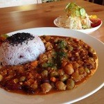 Cafe Pilz - ピルツカレー（サラダ付き）　　豆カレー（数量限定）　850円　インド人が調合したスパイスを使用してます。ドリンクをご注文頂きますとドリンク代は200円引きになります。