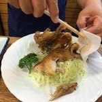 鳥房 - お姐さまが手慣れた手つきでバラシてくださいます。