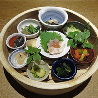 やさい家めい 表参道ヒルズ本家 - 桶で供される十菜