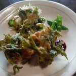 四季菜 - メインの鶏の揚げ物、春菊と一緒に揚げることでさっぱりとしています