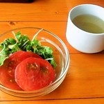 付け合わせのサラダ、スープ