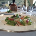 テラス　オン　ザ・ベイ - ランチで利用しました。コースは4000円からで、前菜2品、主菜1品にお食事デザートと飲み物がつきます。こちらは前菜の真鯛と季節野菜。身がプリっとした真鯛にシャキッとした野菜が身体を元気にしてくれます。